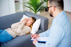 a woman gets help in a dual diagnosis treatment program