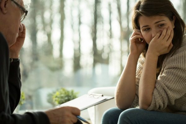 Distracted woman with therapist