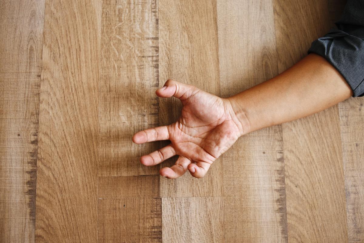 man holds his hand against a wood wall and asks someone does kratom cause seizures